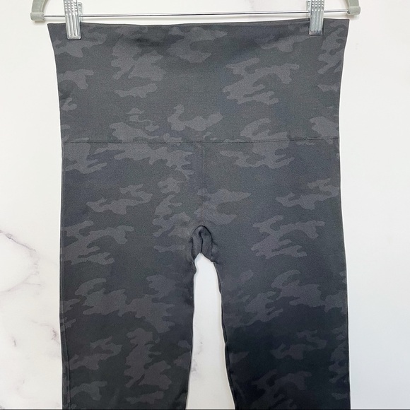 SPANX Look at Me Now Seamless Cropped Leggings in Black Camo - Picture 6 of 13